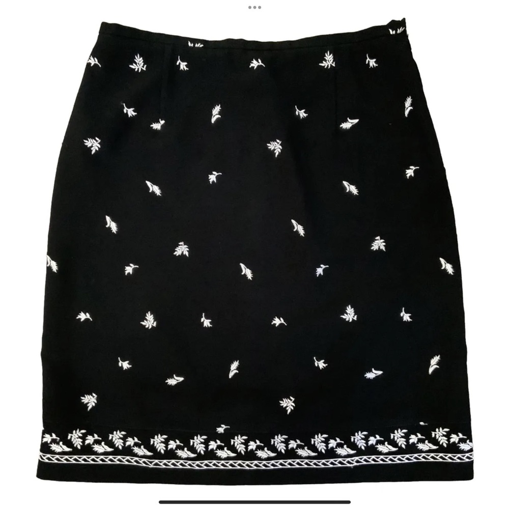 Coldwater Creek Knee Length Skirt Black & White Embroidered Print
Petite Large